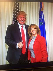 La colombiana Olga Torres junto a Donald Trump en Las Vegas, Nevada, durante la campaña presidencial.