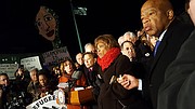 LEGISLADORES. Líderes demócratas del Congreso de Estados Unidos durante la manifestación en rechazo a las órdenes ejecutivas del Presidente Donald Trump.