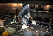 EXPERTO CULINARIO. El chef de un restaurante en Alejandría es indocumentado y ha trabajado desde lavador de platos hasta cocinero.