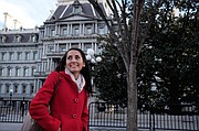 UNIVERSITARIA. Claudette Monroy en su camino a clase en la Universidad George Washington, donde estudia educación internacional. Ella ha vivido la mitad de su vida en los EE.UU.
