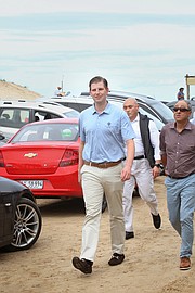 Los cuartos de hotel de Eric Trump y su grupo fue pagado a través del Departamento de Estado.