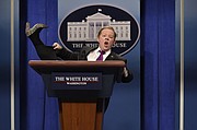 Melissa McCarthy actuando como el Secretario de Prensa Sean Spicer en "Saturday Night Live".