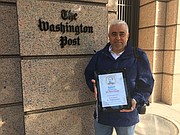 ORGULLO. El fotógrafo de El Tiempo Latino, José Luis Argueta, muestra la placa que ganó en 2016 con el Premio a la Excelencia en Foto Comunitaria otorgado por la Asociación Nacional de Publicaciones Hispanas.