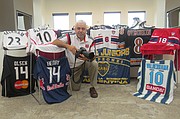 COLECCIÓN. José Luis Argueta muestra algunos de los recuerdos que ha acumulado durante sus 21 años de fotografía deportiva.