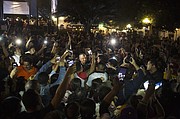 Andrés Manuel López Obrador (centro), presidente del Movimiento Nacional de Regeneración del partido político de izquierda, es seguido por los partidarios cuando deja un evento en Los Ángeles el 12 de febrero de 2017.