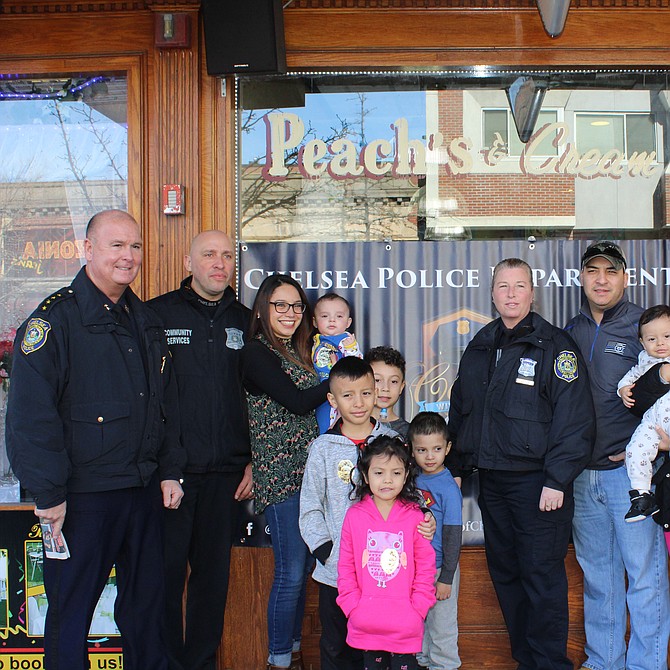 Foto grupal de los asistentes al Café con la Policía de Chelsea, en la entrada de Peaches and Cream