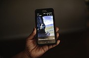 Mariana Cuevas, de 48 años, muestra una foto en su teléfono de su hijo, Carlos García, de 20 años, encarcelado por más de 300 días por un homicidio que no cometió.