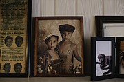 Una foto de los hijos de Mariana Cuevas, Brandon Gutiérrez, ahora de 18 años, (a la izquierda) y Carlos García, ahora 20 (a la derecha), fotografiados a los 6 y 8 años respectivamente, en el manto de la casa familiar en Antioch, California . Carlos ahora vive en México.