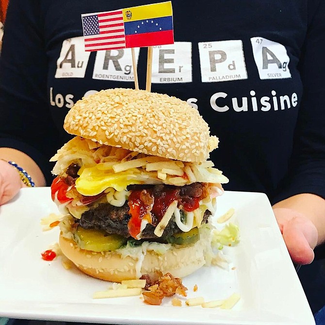 Hamburguesa "con todo" al estilo venezolano