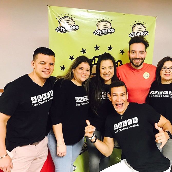 El equipo de Los Chamos (izq. a der.): Freddy Cuevas, Vianett Chirinos, Ohdra Cuevas, Raul Cuevas, Doris Rendon, Gabby Rendon y en el medio Manu Rendon. 