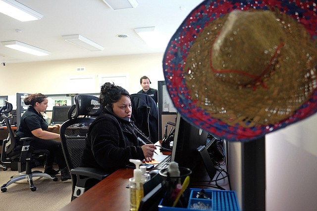 Cindy Hernández trabaja en el centro de llamadas de Libre by Nexus en Verona, Virginia.