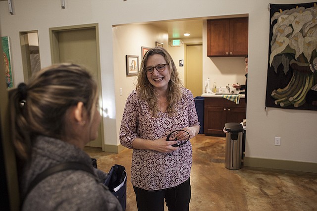 Oakland, California. 15 de febrero de 2017 - De izquierda a derecha: Gabriele Perdomo Ortiz con Laura Polstein, una de los abogados que representan a Ortiz. Una compañía de fianzas con sede en Virginia, Libre by Nexus, ha descubierto una nueva forma de beneficiarse de la miseria de los inmigrantes detenidos por ICE. Gabriele Perdomo Ortiz está siendo monitoreada a través de un dispositivo atado a su tobillo y operado por Libre. Ella ahora forma parte de una demanda colectiva contra la compañía. Ortiz es de Honduras, el país centroamericano con una de las tasas de homicidios más altas del mundo. Está en Estados Unidos sin documentos y está buscando asilo. El Centro Legal de la Raza, una agencia integral de servicios legales, representa a Ortiz. 