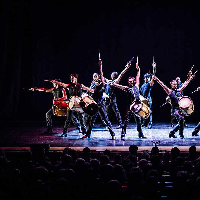 En Che Malambo, 14 hombres representan la danza tradicional de los vaqueros argentinos, conocidos como "gauchos", en un espectáculo único, muy rítmico y energético.