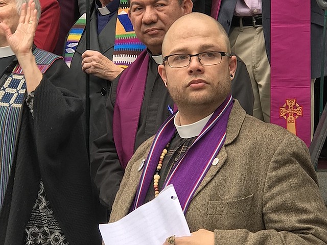 CRISTIANOS. El reverendo C.J. Rodríguez de la Iglesia Cristiana National City, se prepara para su participación en el acto.