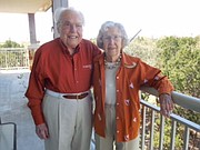 John y Charlotte Henderson, de 104 y 102 años, están juntos hace 77. Viven de manera independiente en un complejo para seniors en Austin Texas. 