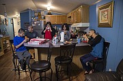 La familia Pineda cena junta en la cocina de su casa móvil en Lothian, Maryland. La familia se mudó a la zona cuando Ricardo Pineda fue dado de baja del Ejército en 2014.