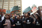 Verónica Castro, a la izquierda, y su familia llegando al edificio federal Fallon, en Baltimore, para su chequeo con las autoridades de inmigración. Estaban rodeados de activistas.