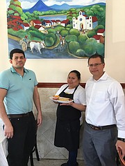 De izq. a der.: Lorenzo Guevara, Sonia Quijada Guevara y Geovany Flores en la sede de Pupusas Express en Herndon, VA.