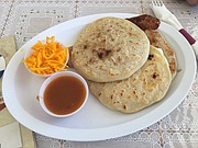 Las pupusas son de maíz o arroz y pueden ser de queso, revuelta, frijoles, loroco y loca y vienen acompañadas de curtido y salsa.  Pupusas Express está localizada en el 720 de Grant St. en Herndon, VA.