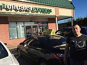 PIONERO. Tomás Argueta es uno de los jóvenes de Pupusas Express que llevan la comida hasta la puerta de los hogares y oficinas.