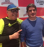 PERIODISTA. Luciano Rodríguez junto al ex mundialista argentino Ariel "Burrito" Ortega quien realizó recientemente una visita a Washington para presentar su libro.