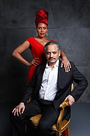 PROTAGONISTA. El actor Jesse J Pérez, quien interpreta el rol estelar de Macbeth con Photo of Nikkole Salter quien es Lady Macbeth.