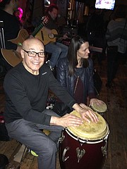PERCUSIONISTA. Luciano repicando la tumbadora.