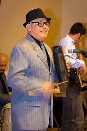SONERO. Luciano con la charrasca en sus manos.