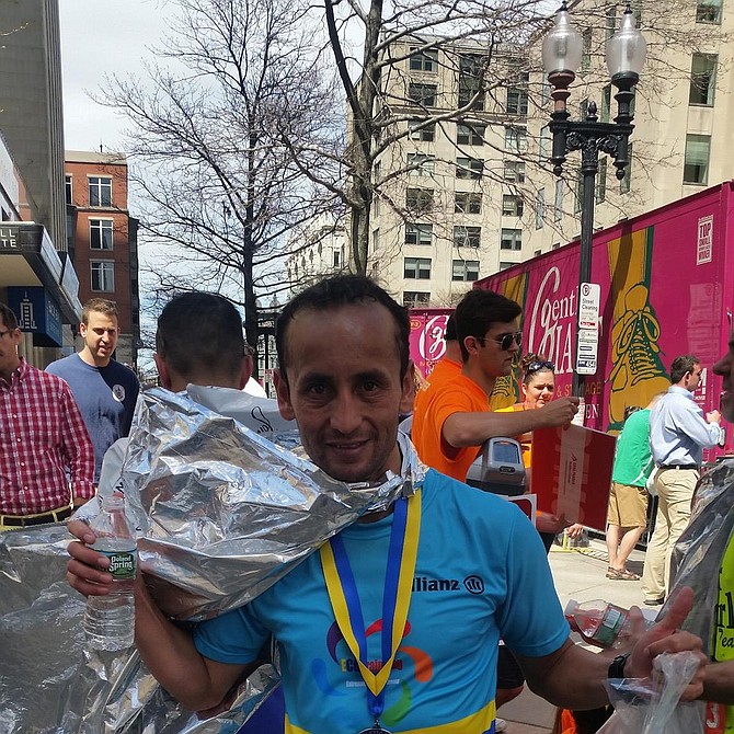 Sergio, de Bogota, está muy feliz con el tiempo logrado en su primera carrera en Boston. Dijo que unos 50 colombianos llegaron este año a correr en Boston. Les dice a los colombianos del área que si se quiere, se puede.