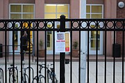 NECESIDADES. Bajo el lema “Hay que darle a la gente lo que necesitamos”, este letrero promueve el foro comunitario para analizar el presupuesto municipal de DC.