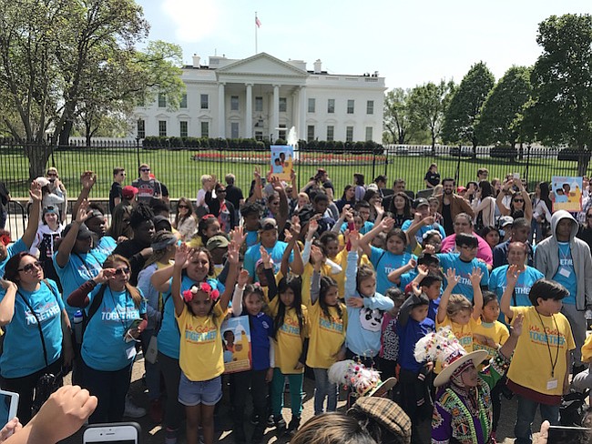 EXIGEN. Los niños activistas exigen a Trump parar las deportaciones contra sus padres.