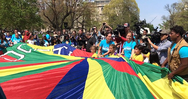 MENSAJE. “We Belong Together”, el mensaje que se leía en la gran lona multicolor.