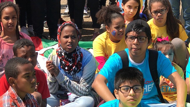 UNIÓN. Las razas y colores no tuvieron fronteras en la protesta que unió las voces infantiles para defender a sus padres inmigrantes.