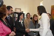 VISITA. Lyda Vanegas saluda a la ex Primera Dama de Estados Unidos, Michelle Obama, cuando esta visitó Mary's Center.