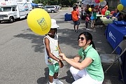 CON LA COMUNIDAD. Lyda Vanegas comparte con un niño en un Día de Diversión Familiar en Washington, DC.