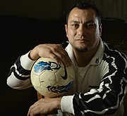 Peter Uribe, inmigrante chileno de 41 años, alguna vez soñó con ser jugador de fútbol profesional. Pero se rompió un pie hace dos décadas y no buscó ayuda médica. Ahora, cojea y trabaja como carpintero.