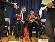 LÍDER. En esta foto de marzo de 2016, la Delegada Ana Sol Gutiérrez conversa con el demócrata David Trone en un foro de candidatos para el Octavo Distrito del Congreso de Maryland.