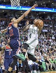 El base de los Celtics de Boston Isaiah Thomas (4) se dirige a la canasta contra el ala-pívot de los Wizards de Washington Otto Porter Jr. (22).