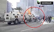 Una tanqueta de la Guardia Nacional de Venezuela arrolla a un manifestante