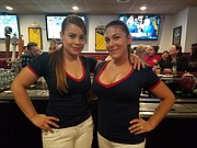 Dos de las chicas del bar, Julia y Erica