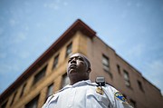 El teniente Fontaine Smallwood, de 40 años, creció a dos millas de donde Ernest Solomon fue asesinado. Durante los disturbios de 2015, trató de contener a los saqueadores.