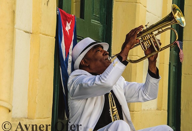 MÚSICA. La música está en la sangre del pueblo cubano como lo demuestra este hombre con su trompeta.