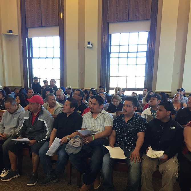 Guatemaltecos esperando hacer sus trámites en el Consulado Móvil