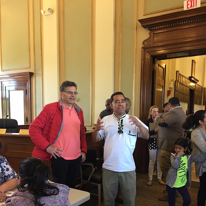 El City Manager Tom Ambrosino coordinando logística con el concejal Enio López