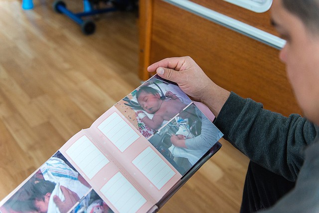 Rafael mira a un viejo álbum de fotos de las fotos recién nacidas de Abril. "Incluso mirarla ahora me hace emocional", dijo.