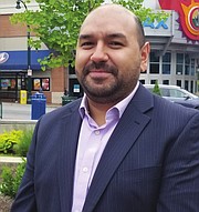 FRAUDE. Néstor Alvarenga dijo que la campaña busca que la comunidad no caiga en fraudes pagando miles de dólares por simples formularios.