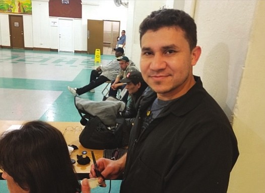 BARBERO. Ruddy Romero, barbero del programa, asiste al Salón Parroquial tres veces por semana.