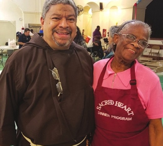 EQUIPO. Párroco del Santuario Sagrado Corazón, Fray Moisés Villalta junto a la voluntaria más antigua.