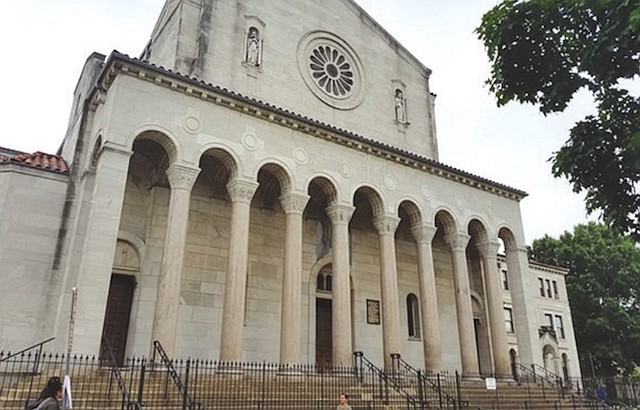 SANTUARIO. Bajo la imponente estructura de la iglesia ocurre un milagro.
