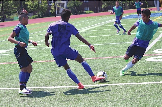 FÚTBOL. Los jóvenes tienen la oportunidad de ocupar su tiempo libre en el deporte favorito de los latinos, el fútbol.